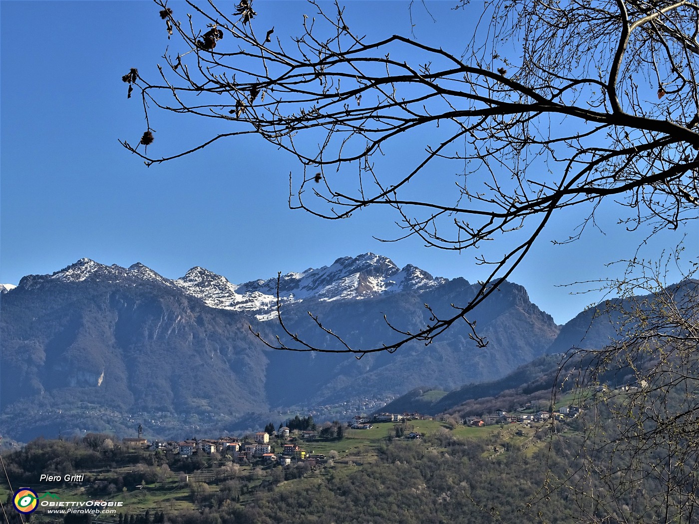 34 Finestra panoramica verso Somendenna con l'Alben sullo sfondo.JPG